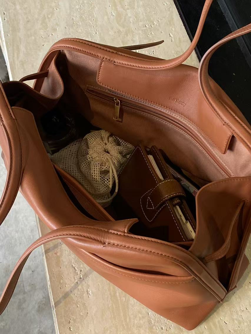 That Thereby 2050 Caramel Commuter Bag