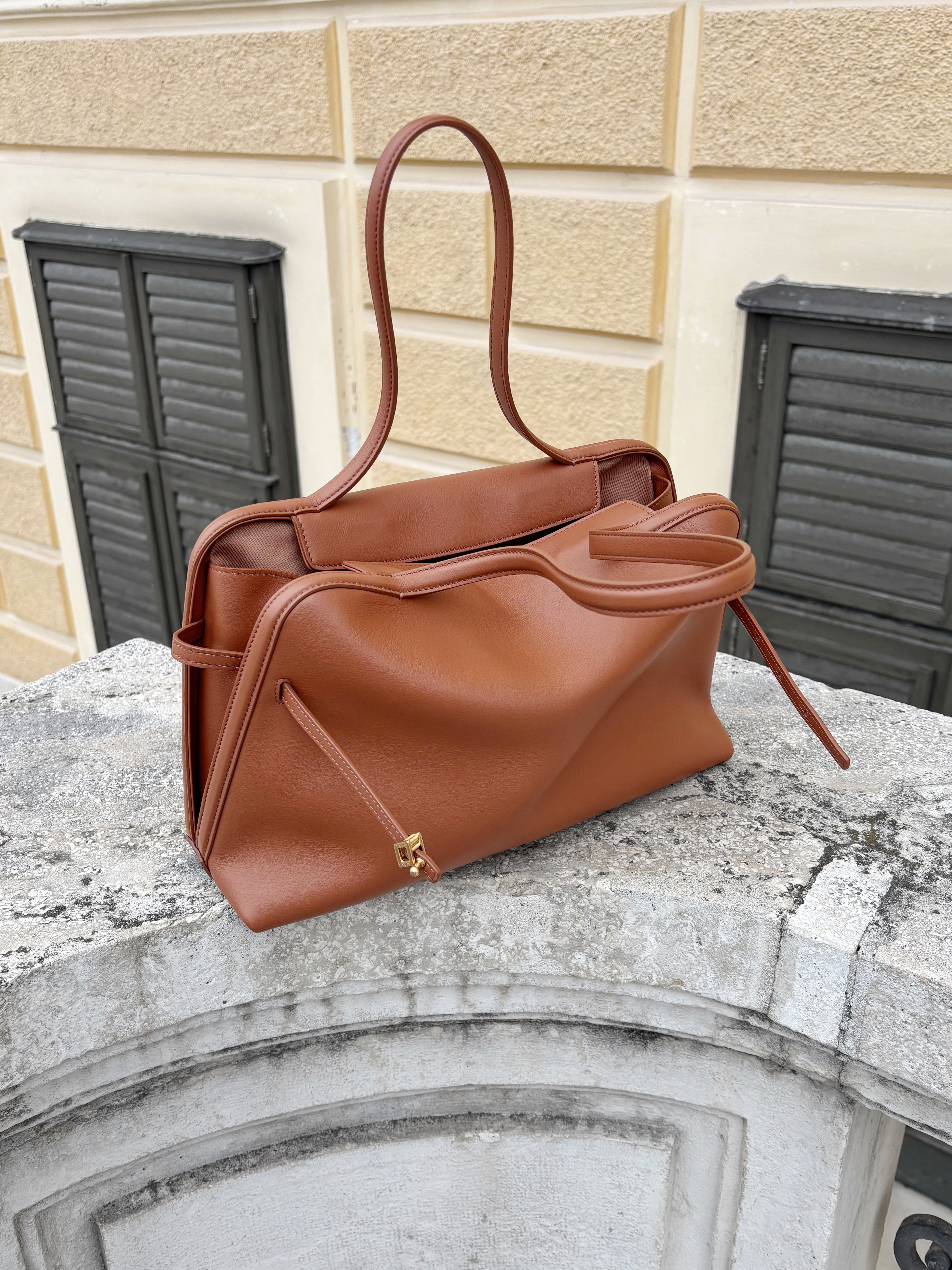 That Thereby 2050 Caramel Commuter Bag