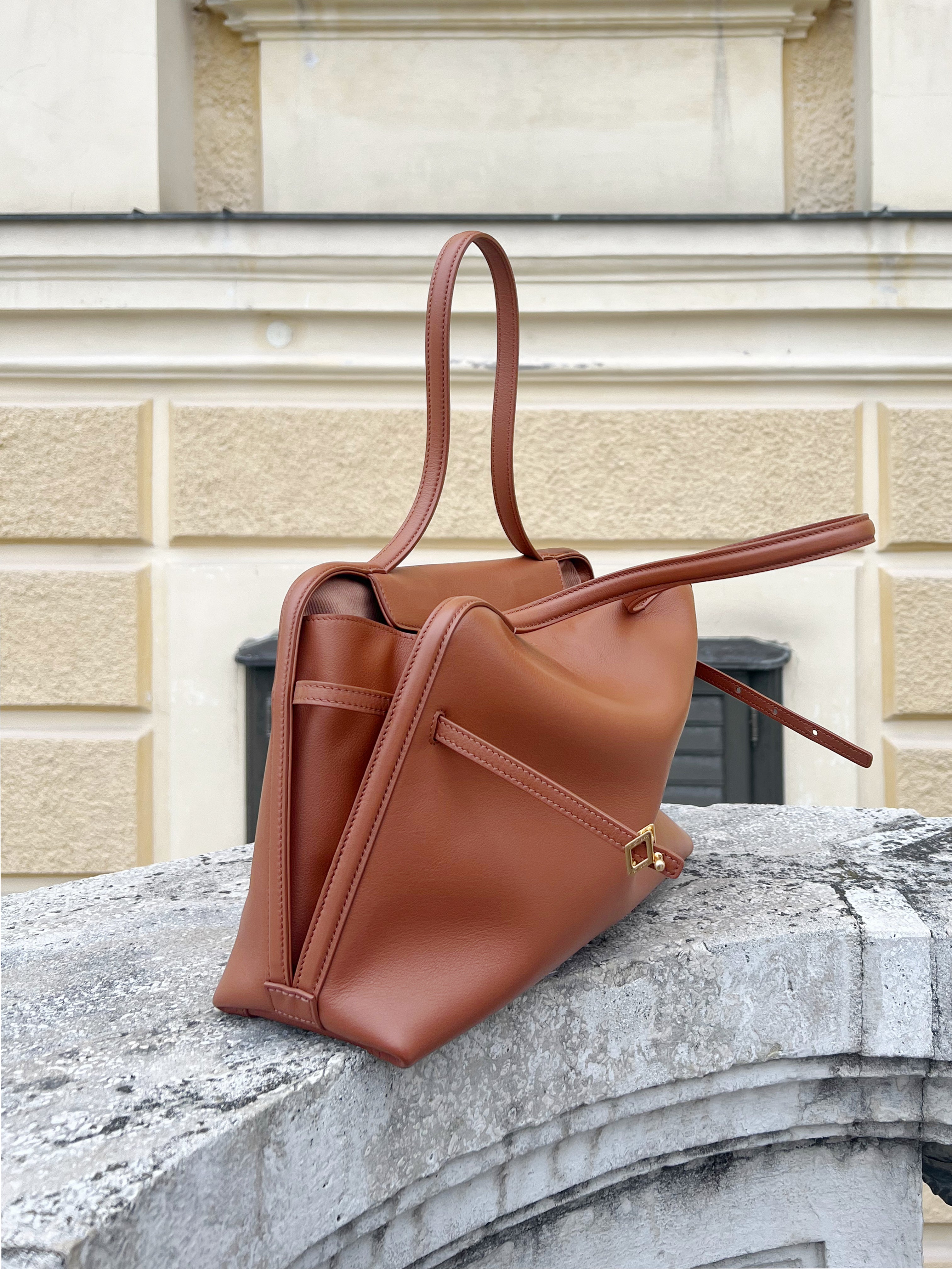 That Thereby 2050 Caramel Commuter Bag
