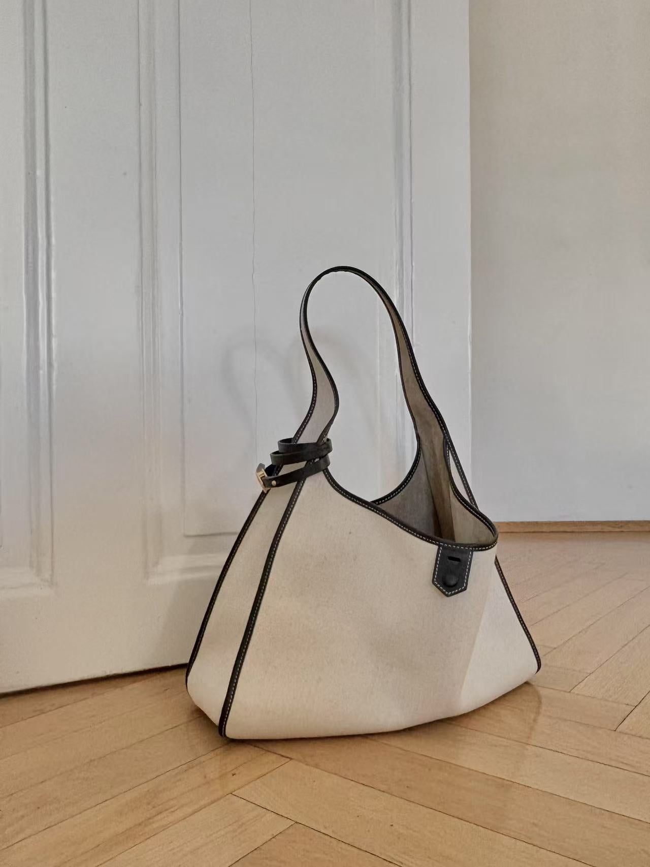 Never Late Hobo Bag Sand Combi Black